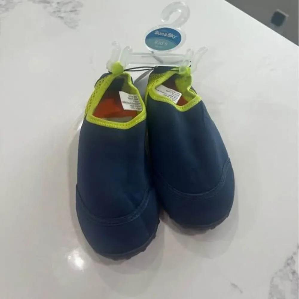NWT Water Shoe Youth Size 13-1 Toddlers Sun & Sky green on dark blue